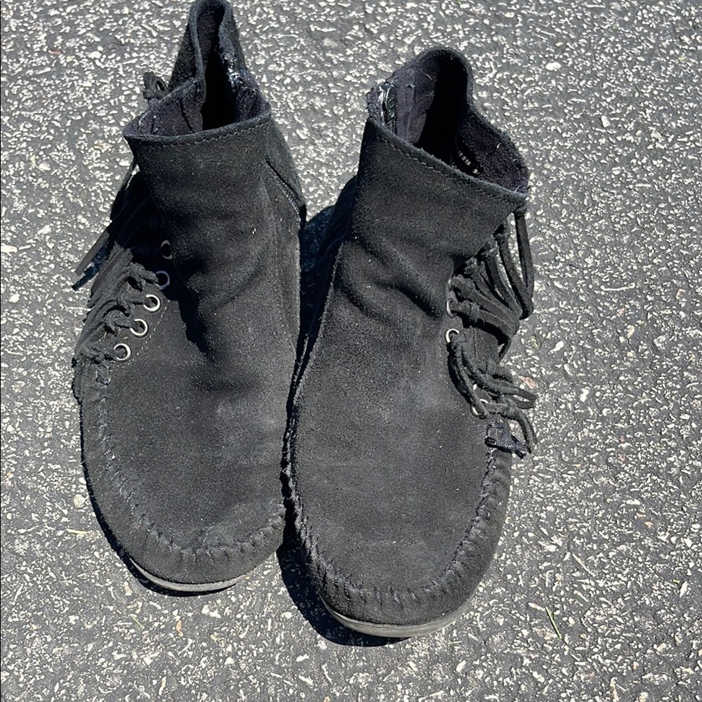 Minnetonka Black Suede Moccasins Sleek Casual Footwear